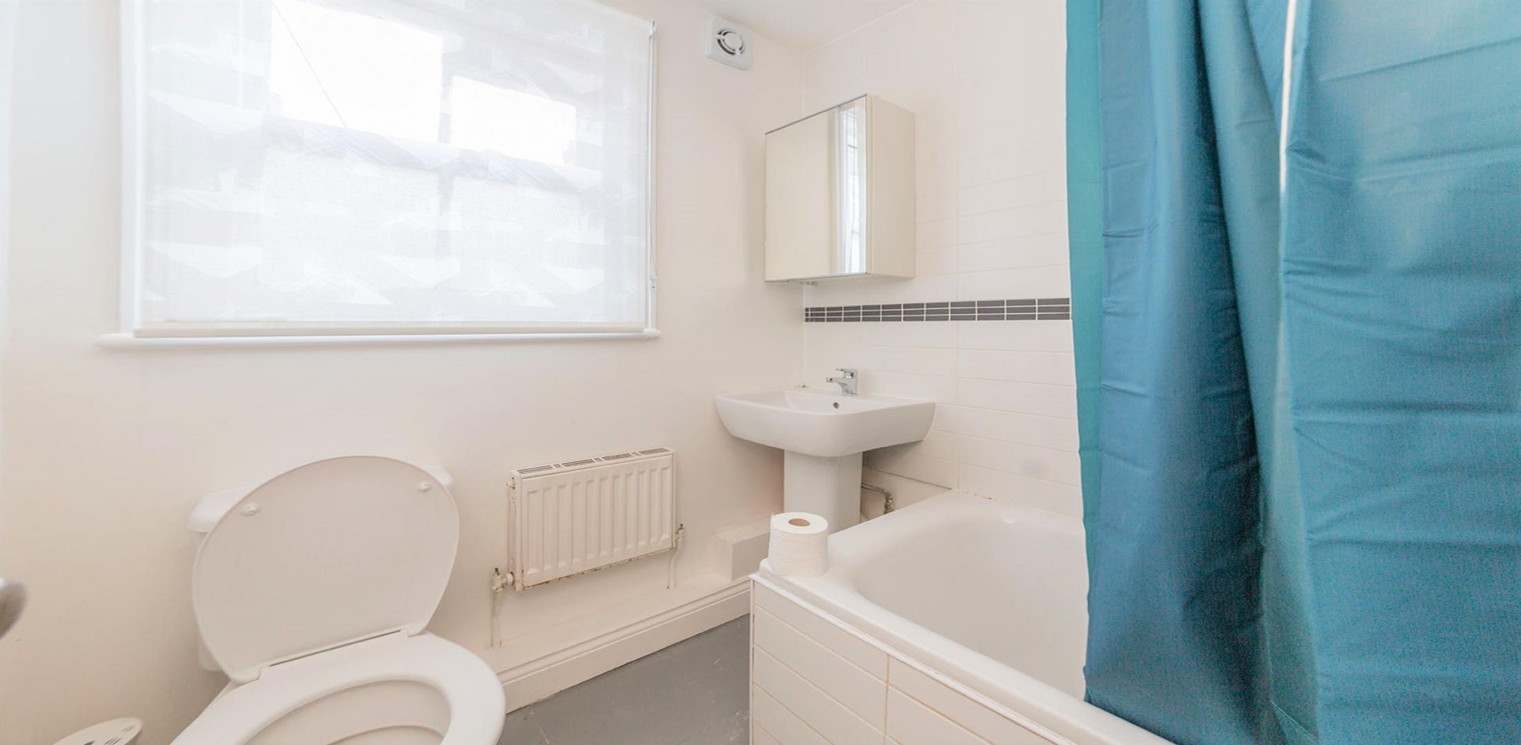 			LET, 4 Bedroom, 1 bath, 1 reception House			 Sellons Avenue, WILLESDEN JUNCTION